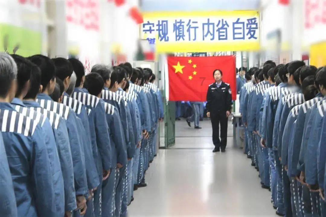 男子鱼塘落水被网缠住 危急时刻辅警下水救人
